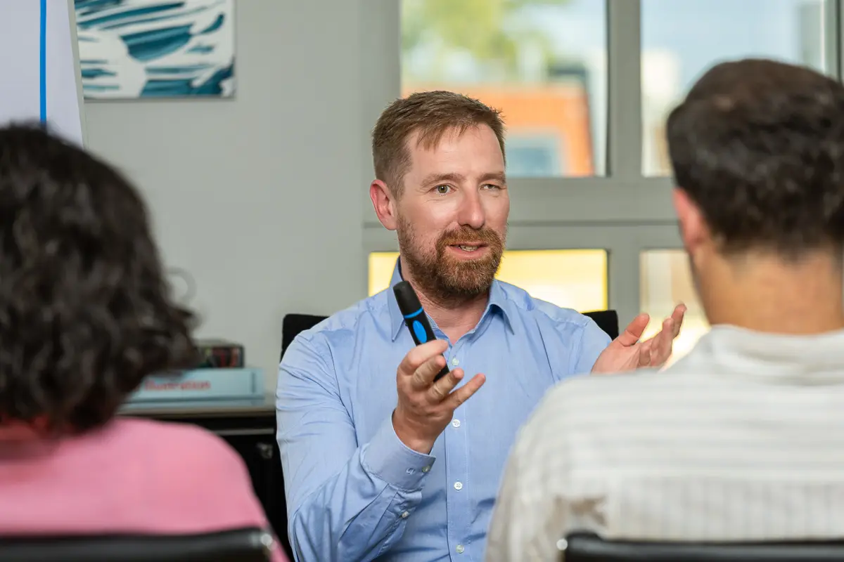 Marcel Weber moderiert eine Gruppendiskussion im Workshop